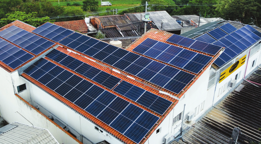 Painéis solares instalados em empreendimento