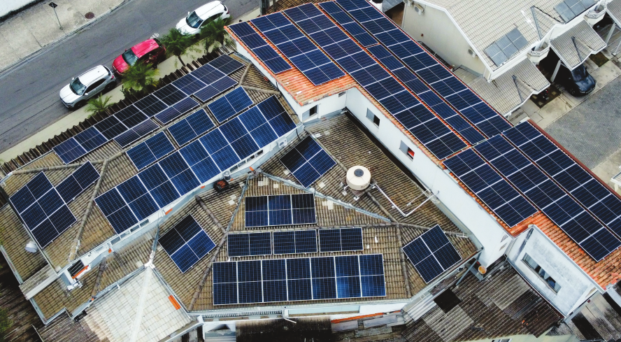 Instalação de painéis solares vista de cima
